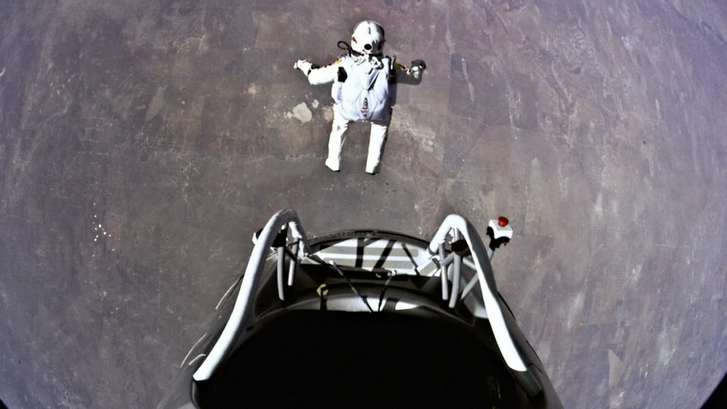 奧地利跳傘運動員Felix Baumgartner完成Red Bull Stratos平流層計畫的太空跳傘任務，從39公里高跳『Red Bull提供』