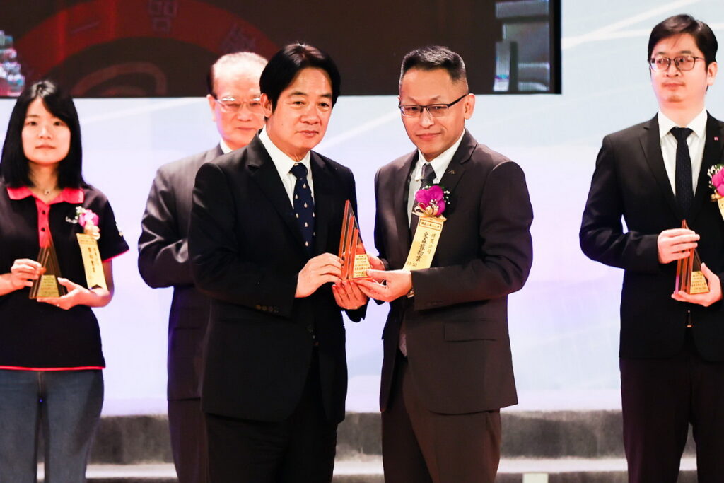 鄭大智（右）從賴清德（左）手中接下「東森寵物雲」首度獲獎就拿下的「傑出企業獎」。（圖／東森集團提供）