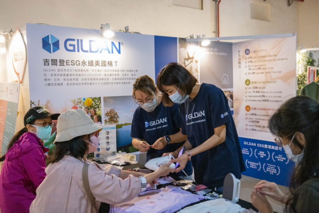 永續成衣美國棉T品牌GILDAN則於現場規劃低碳印花DIY活動打造專屬紀念品
