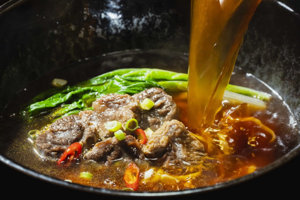 熗牛肉麵：湯頭經三段溫層炒製粹出亮麗紅油，麻辣中帶有香氣層次！