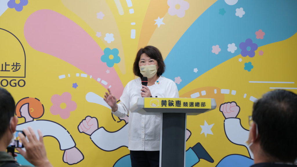 (競總提供)：「我們訴求乾淨的選舉、民主的過程。」黃敏惠解釋後方的噴水圓環意象說，嘉義市被譽為是民主聖地，而圓環也見證著嘉義市民主歷程的進展。