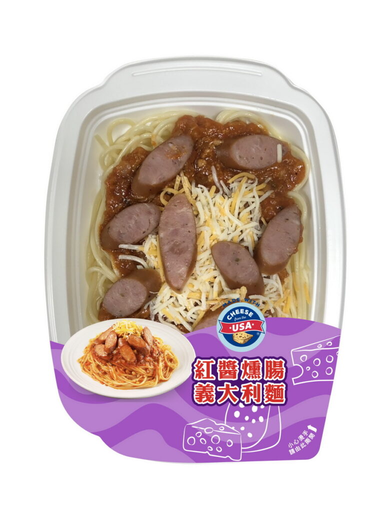 萊爾富新上市的「美國乳酪」聯名鮮食新品「紅醬燻腸義大利麵」，NT 79元