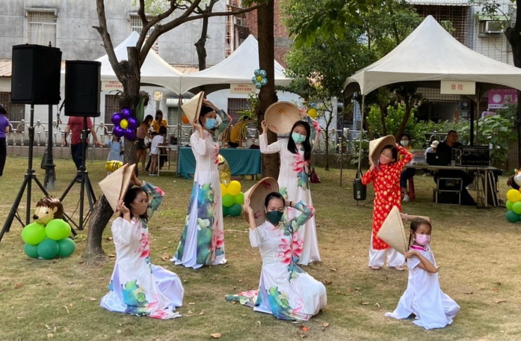 越南親子傳統舞蹈表演展現才藝