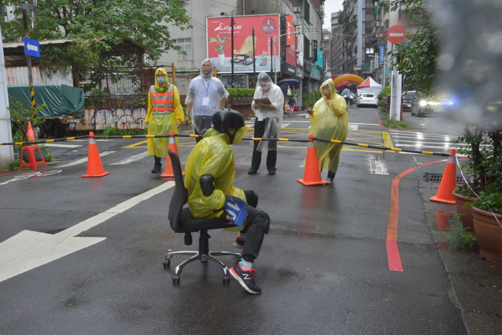 辦公椅競速賽參賽者在馬路上飆速
