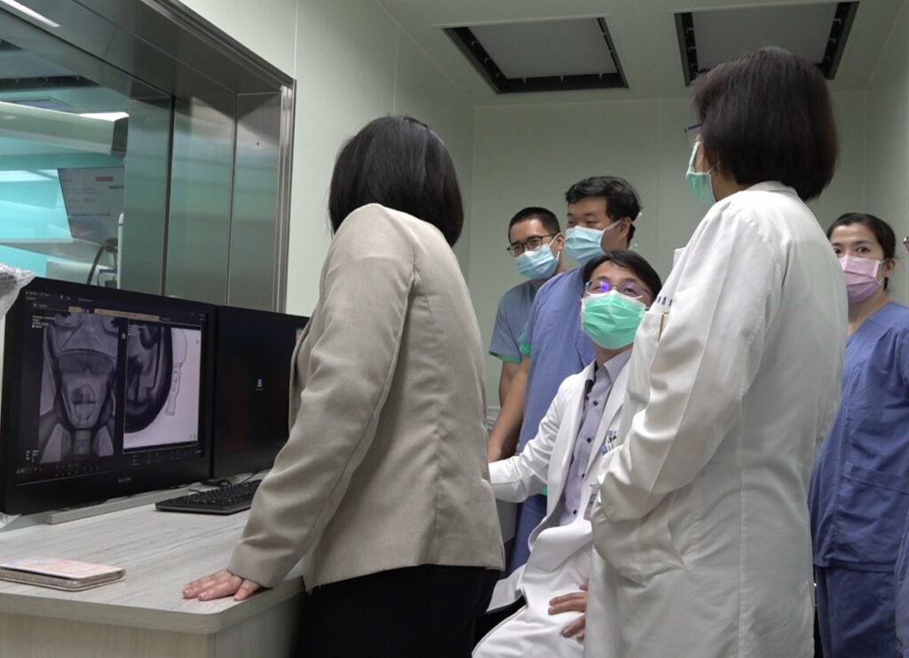 醫療團隊進行複合式手術室模擬操作