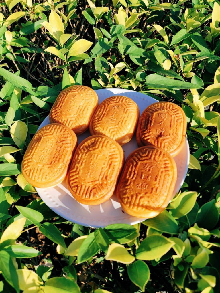 雞蛋糕品牌KADOKADO忠孝sogo 推出「幸運紅龜粿」系列，背面印有太有才，旺桃花，高顏值，喝不醉，錢太多，好口碑的字樣。