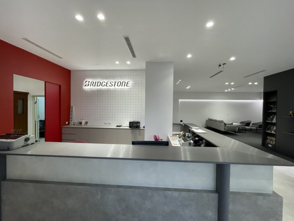 升級改裝後日本普利司通2.0概念店擁有寬敞明亮的接待處。(照片提供_日本普利司通)