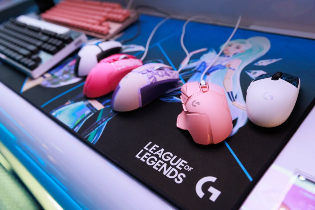 Logitech G全新推出的「英雄聯盟 - 星光戰士」聯名系列，包含G502 HERO高效能遊戲滑鼠，將以粉色力量搶攻玩家的心。