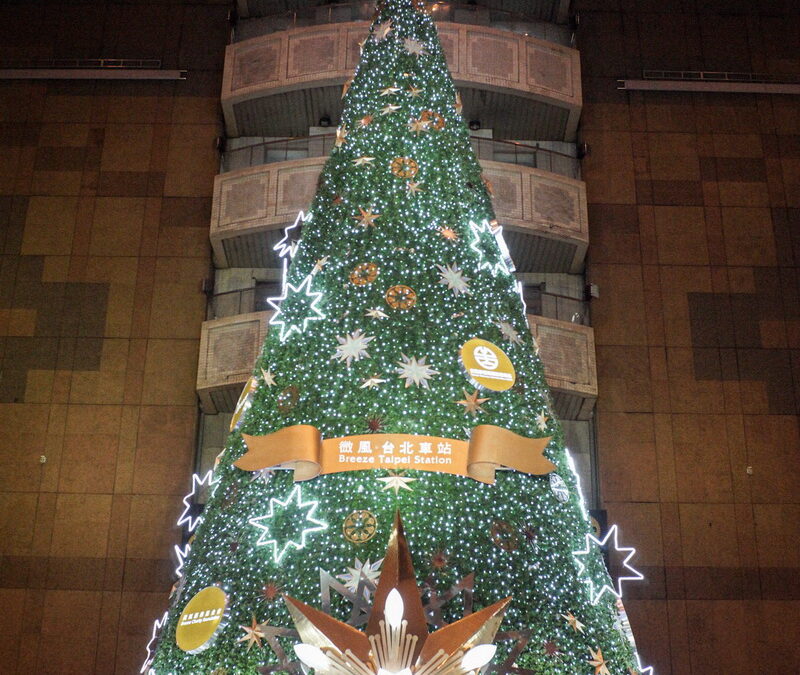 高達22米 全台室內最高聖誕樹 53,000顆燈泡照亮微風台北車站  年末最後一檔酬賓回饋 絕美耶誕打卡景點一次囊括