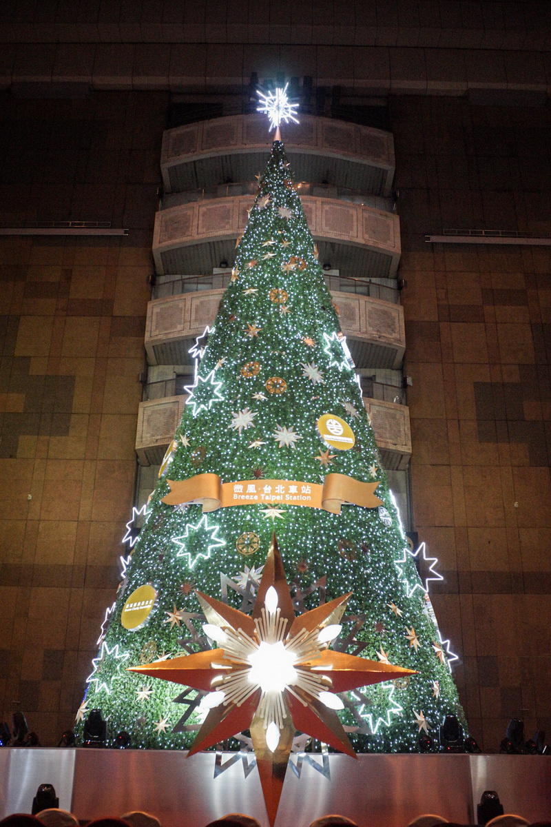 微風打造高達近22米全台室內最高聖誕樹，樹上裝飾超過53,000顆聖誕燈泡，同時點綴近百顆不同造型的星星與圓形雪花圖騰，搭配透出的銀白色燈光效果，彷彿銀河中最閃耀的星光