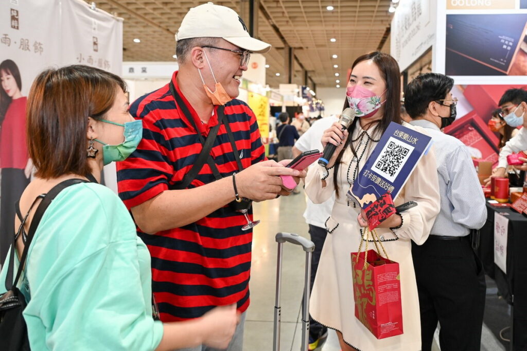 台東紅烏龍主題館「台東樂山水 秋季抽好茶」打卡抽獎活動，主持人與民眾互動。