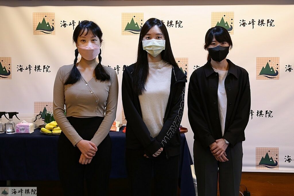 海峰棋院女子隊成員：（左起）蘇聖芳、俞俐均、楊子萱