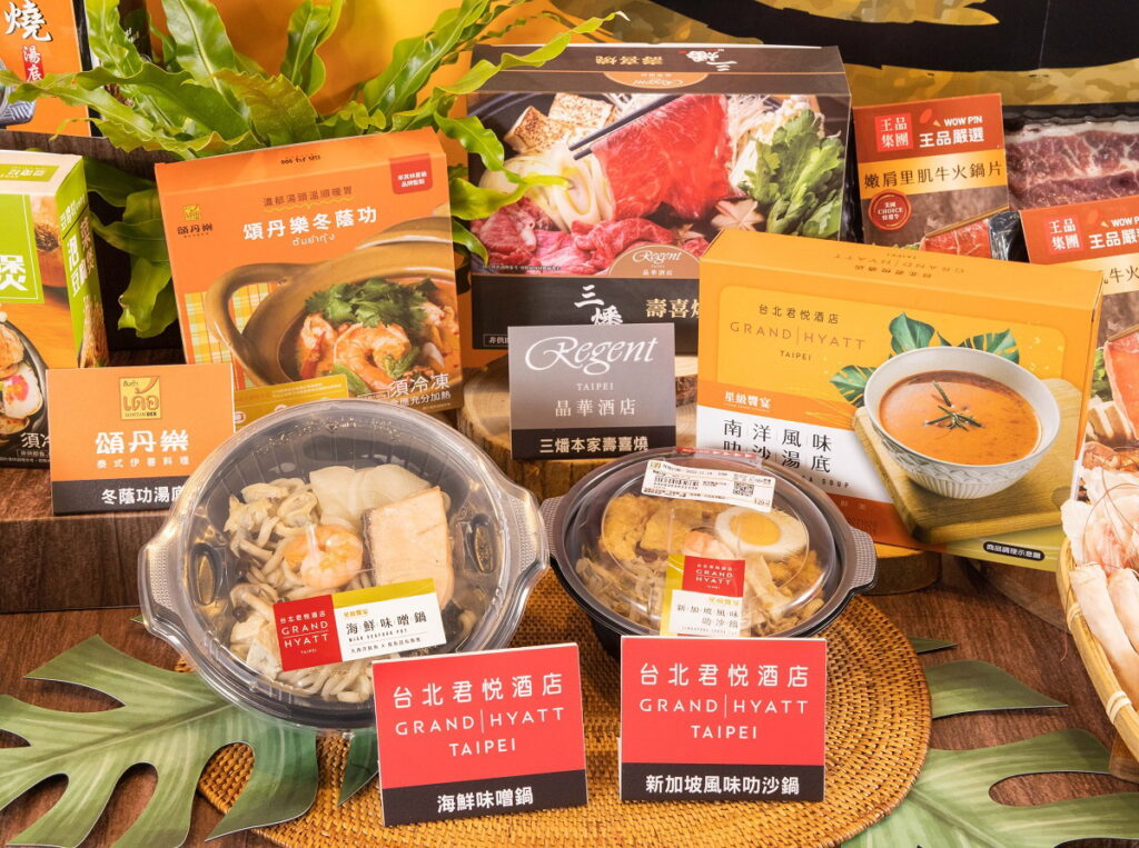 7-ELEVEN一年一度「名鍋盛典」自11月14日起正式開跑!首波活動企劃藉「星級饗宴」品牌切入市場,以「隨時星級、隨處名鍋」為主軸,推出一系列個人鍋物、名店湯底,更有肉品、海鮮、蔬菜、沾醬、鍋具等上百種相關商品結構,滿足小家庭及上班族客層就近採買需求。