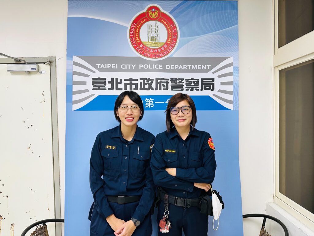 實習生林庭鈺（左）、警員李婕如（右）