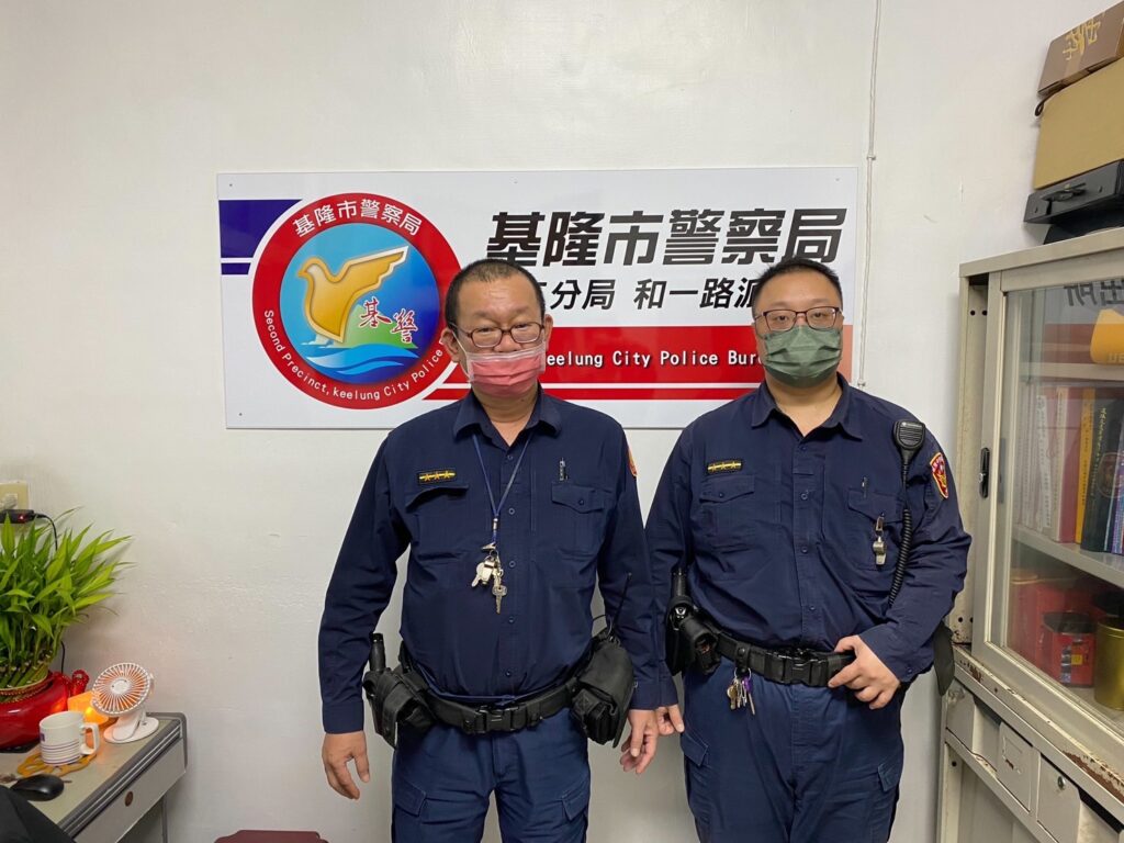 基隆市警察局第二分局和一路派出所警員龔恩宗（左）、潘禹叡（右）。