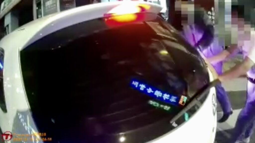 臺北市保安警察大隊員警與熱心民眾合力將拋錨車輛推至路旁安全處所停放。