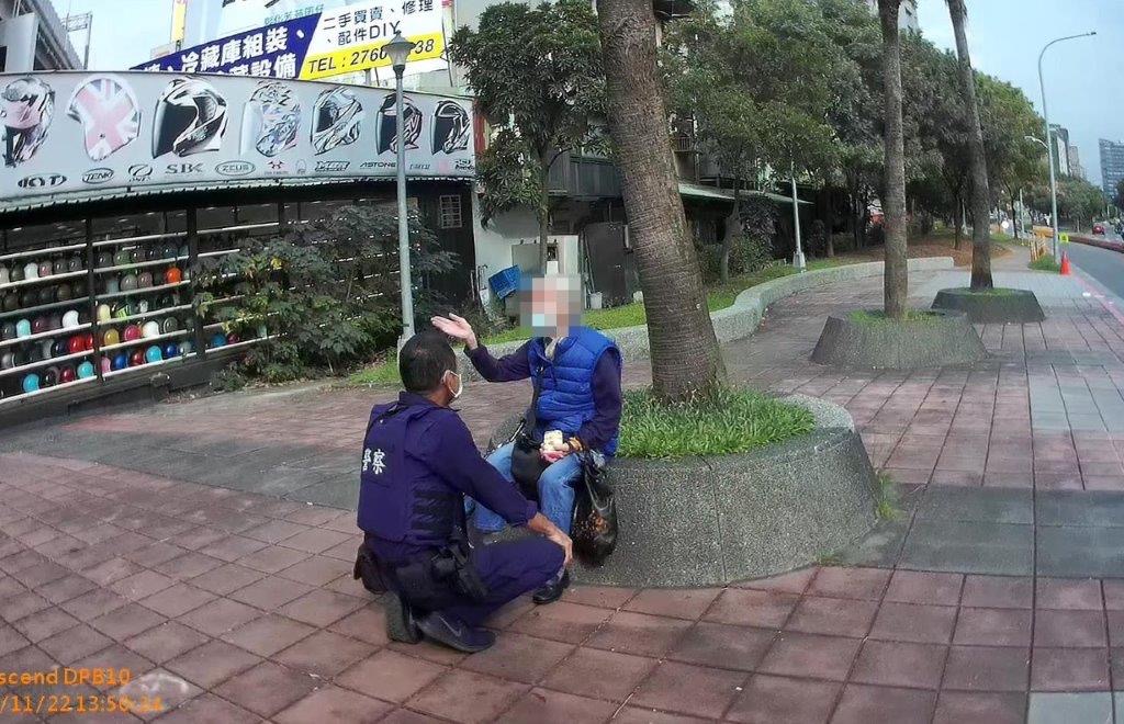 臺北市保安警察大隊第五中隊員警主動關懷走失婦人。