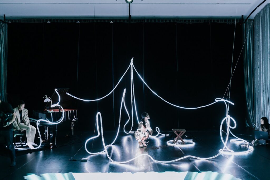 2022 LAB X 青年創作工作室—舞蹈跨域_舞者曾淯婷×燈光設計林映辰×音樂設計曾宥勝《Embodying》舞台。（圖/歌劇院提供）