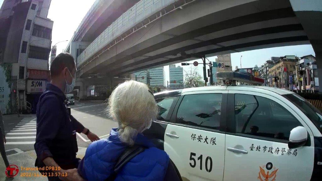 臺北市保安警察大隊第五中隊員警護送婦人上警車平安返家。