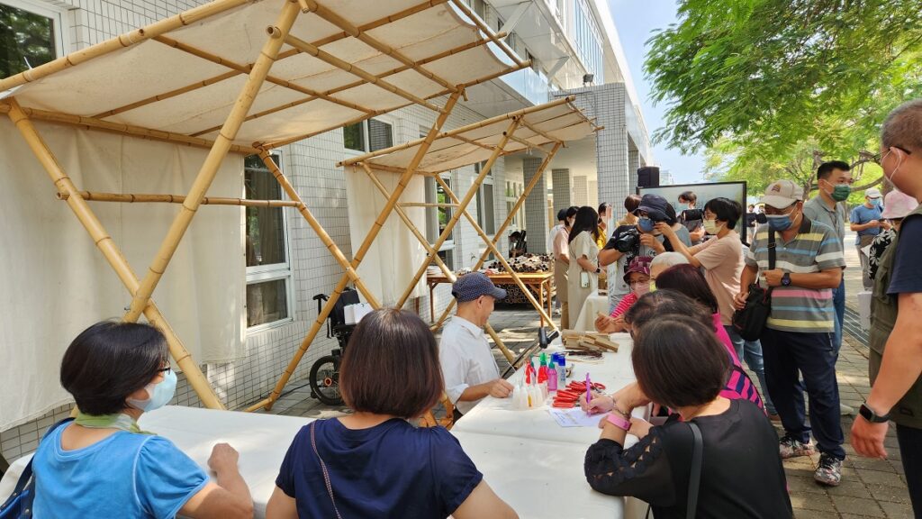 工藝中心園區舉行率工藝守護老樹群活動,工藝師李永謨運用循環竹材發揮創意,現場教學製作工藝品。(圖/陳惠玲攝影)