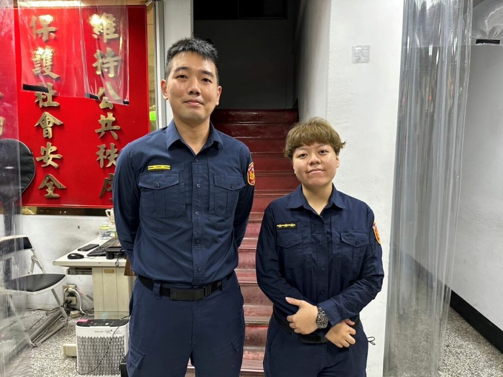 內湖分局內湖派出所所長陳奕安(左)、警員蘇孟綺(右)。