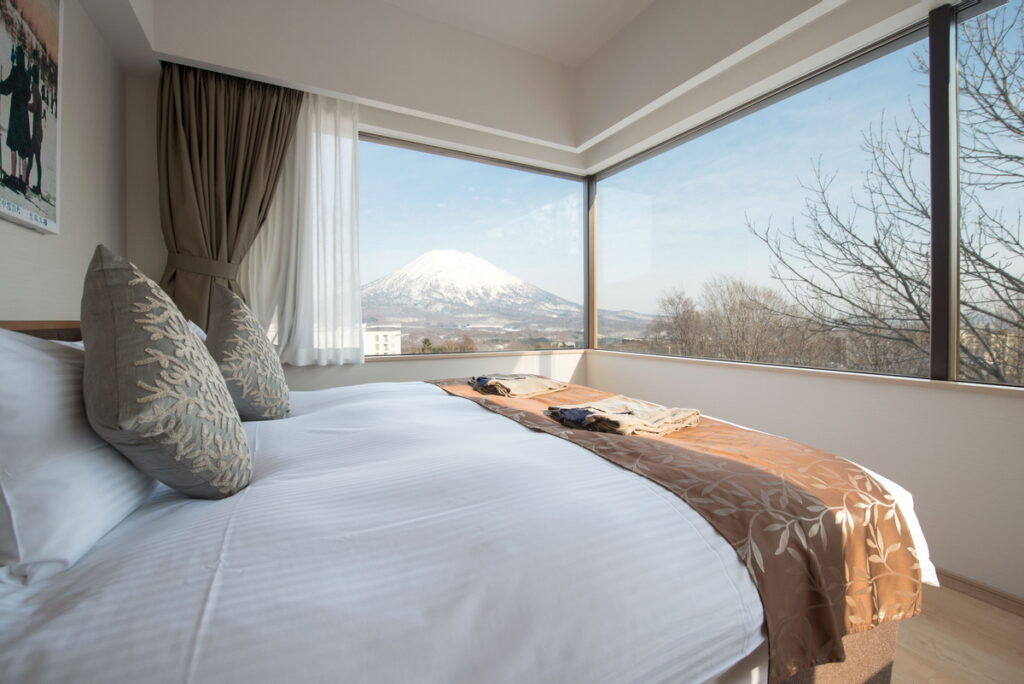 日本「新雪谷」「二世古木度假村」採用大量的木頭元素，房間內即可眺望羊蹄山的壯闊山陵。(圖片由Booking.com提供)