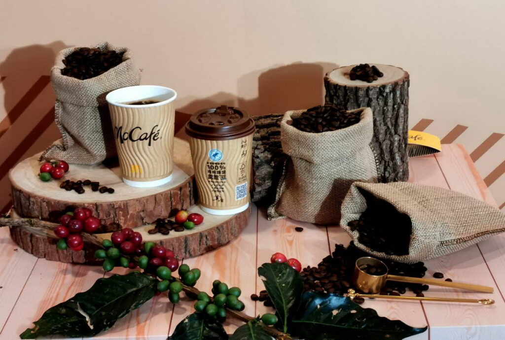 麥當勞McCafé「阿里山雲霧單品咖啡」11/9起限量上市，攜手「優遊吧斯」鄒族文化部落，催生台灣本產唯一「雨林聯盟認證」咖啡豆。