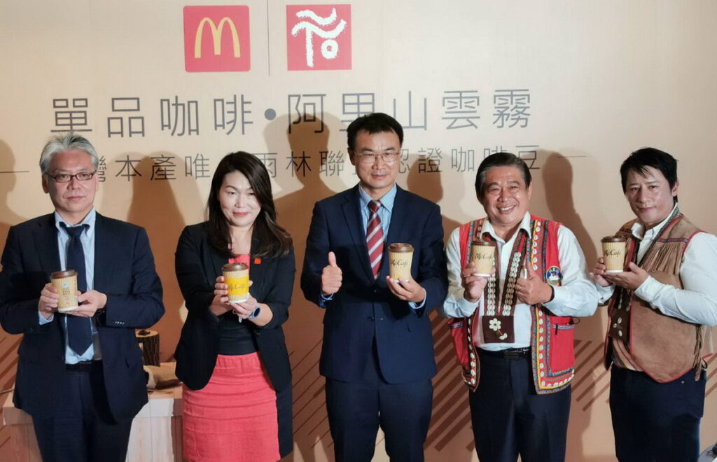 McCafé全新「阿里山雲霧單品咖啡」為台灣目前唯一本土栽種,且通過雨林聯盟認證的咖啡豆。(由左至右為UCC總經理堀江昌平、台灣麥當勞採購/物流管理部資深協理林士文、行政院農業發展委員會主任委員陳吉仲、優遊吧斯董事長鄭虞坪、優遊吧斯莊園總監羅力雄)