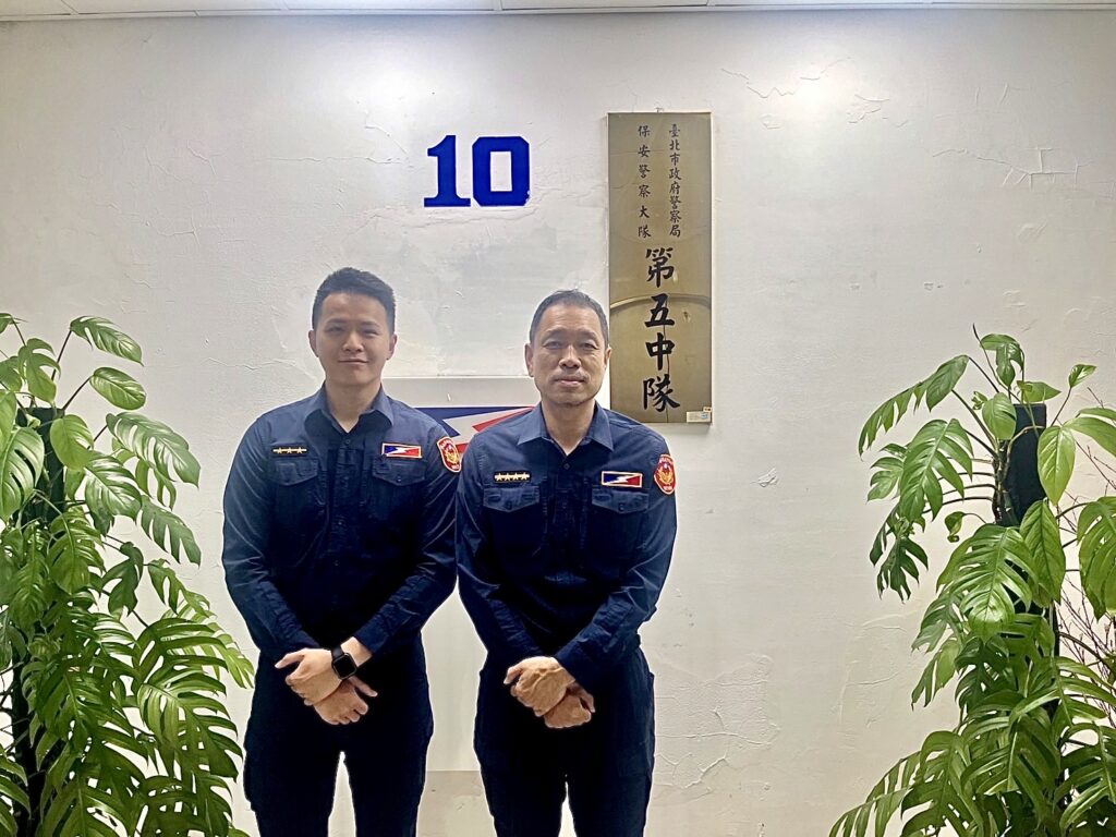 臺北市保安警察大隊第五中隊警員李君翌、小隊長簡永順等2員。(由左至右)。