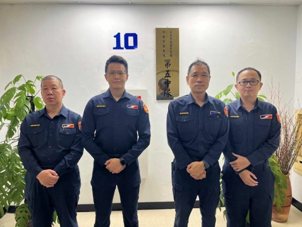 臺北市保安警察大隊第五中隊員警洪文雄、李君翌、小隊長簡永順、警員曾國彰（由左至右）。