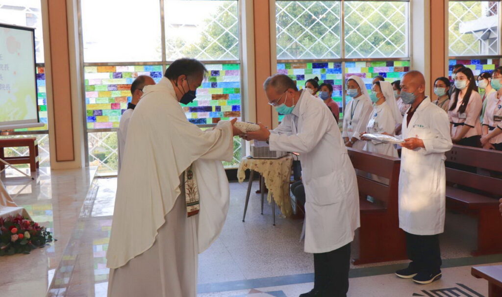 11月12日為醫師節，天主教聖馬爾定醫院於4日舉辦了慶祝院慶暨醫師節彌撒，為在疫情肆虐下這幾年辛苦奉獻的醫師們，獻上深深的感恩。