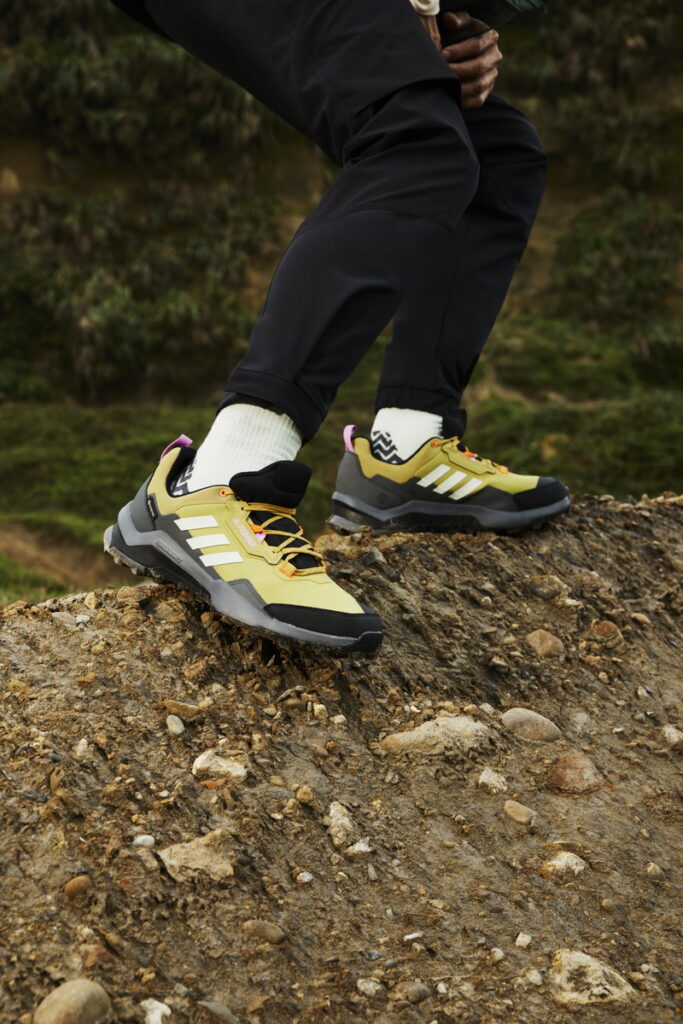  adidas Terrex AX4 GORE-TEX登山鞋的馬牌輪胎大底能提供強大抓地力，加上GORE-TEX 防水材質，無論是登山健走或漫步都市，都能持續暢行