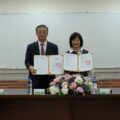 吳鳳科大蔡校長宏榮(左)、正德防火公司郭董事長貴蓉(右)簽約儀式