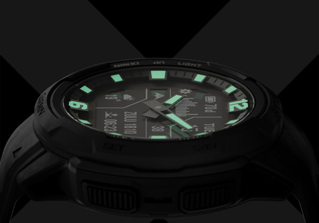 Garmin Instinct Crossover設計大膽創新，實體指針包覆在雙層錶圈的錶體，運用科技感塗層打造搶眼夜光指針，提升夜間辨識度