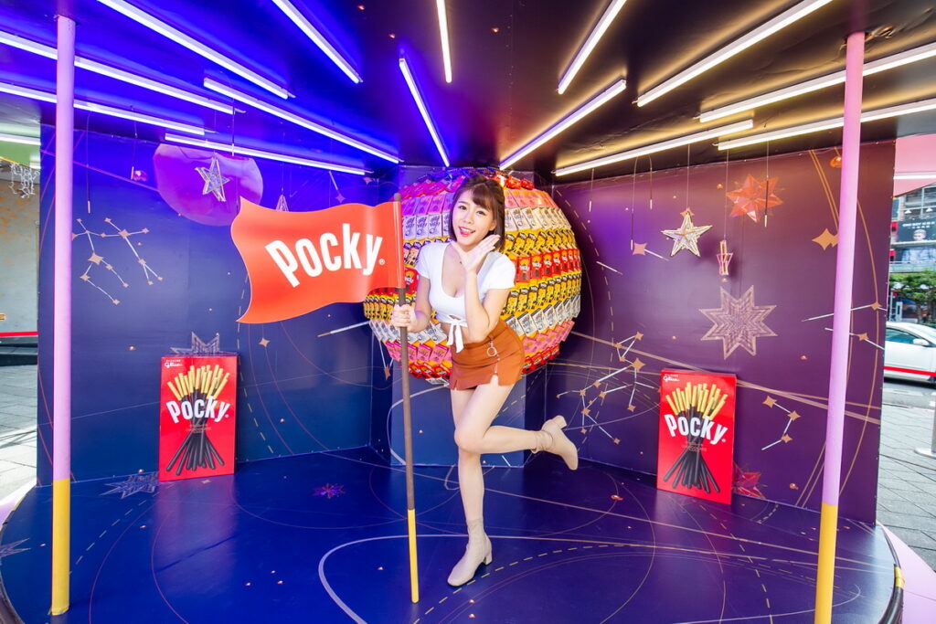 Pocky太空世界展示了Pocky外盒組成的幻想星球，與Pocky一起飛向浩瀚無垠的宇宙(照片提供：格力高台灣)
