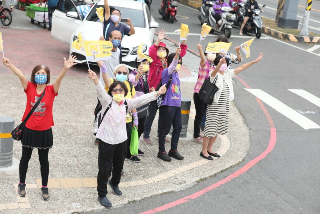 黃敏惠也在上午陪同黨籍議員候選人車隊掃街拜票