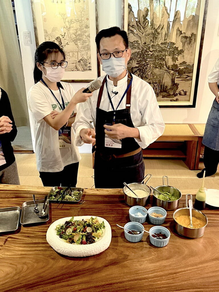 THOMAS CHIEN餐飲創辦人簡天才示範永續餐盤，並分享台灣的本土有機食材豐富，