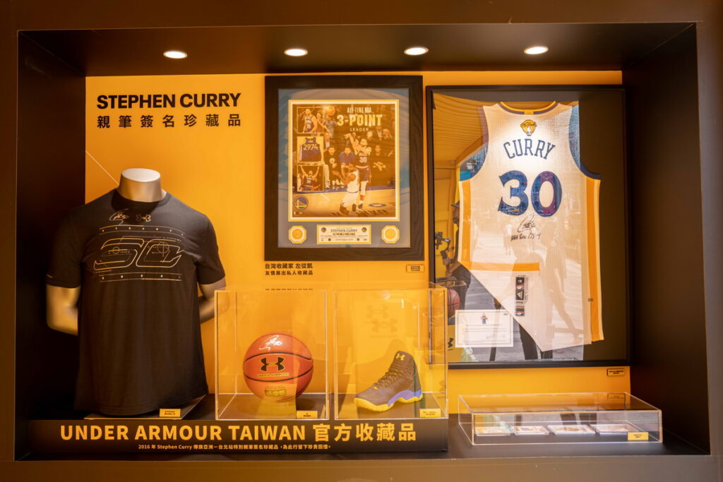 UA首度展出多項Stephen Curry親筆簽名珍藏逸品，與球迷一同回味當年球迷見面會的盛況！