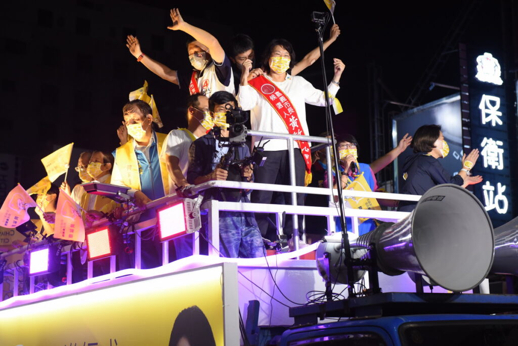 嘉義市長候選人黃敏惠率領十位黨籍議員候選人一同來到圓環造勢，攜手站上「母雞戰車」高台