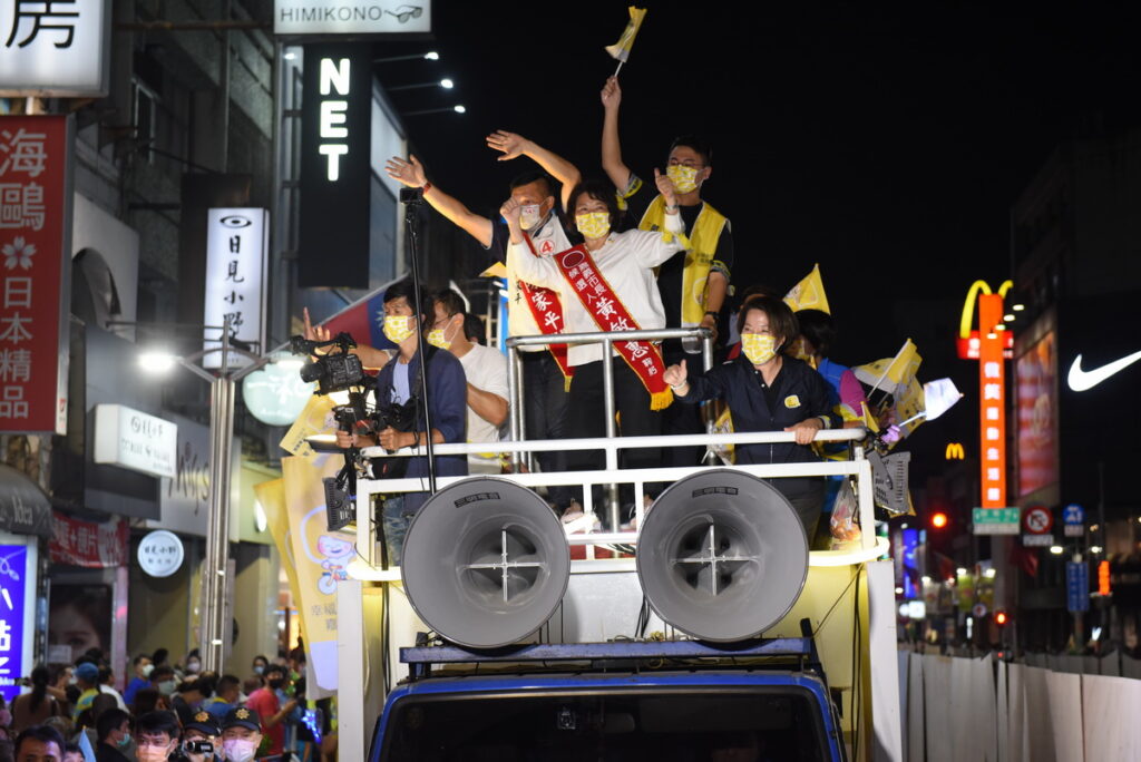 嘉義市長候選人黃敏惠率領十位黨籍議員候選人一同來到圓環造勢，攜手站上「母雞戰車」高台