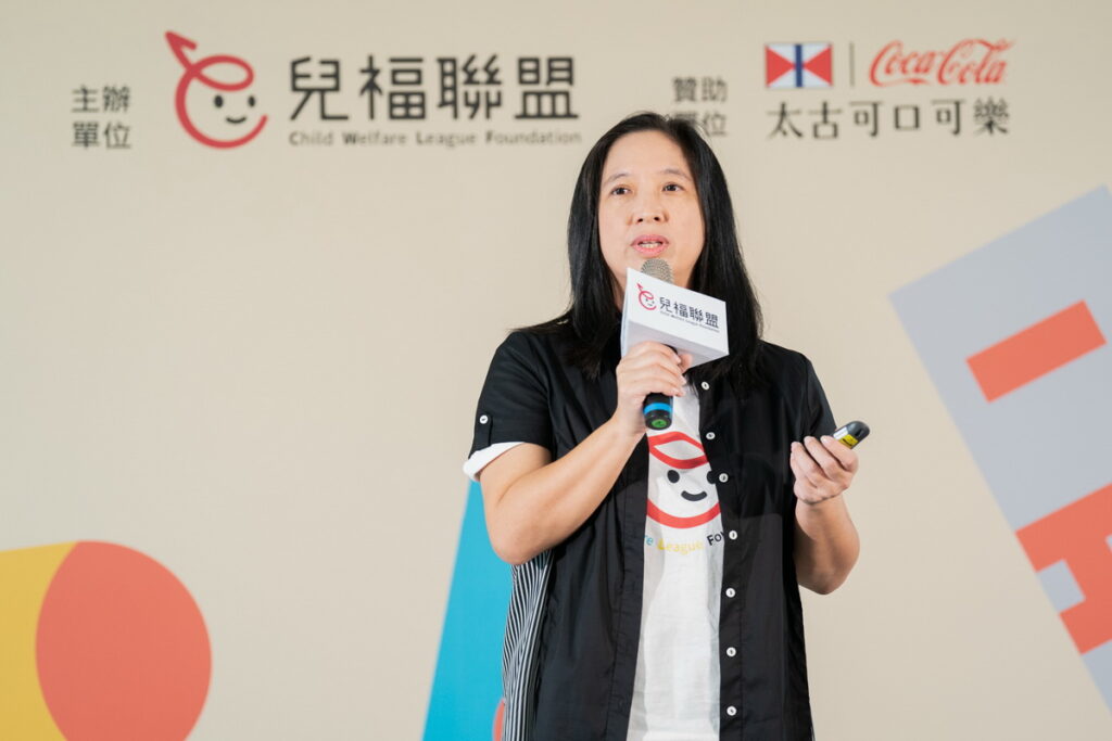 兒童福利聯盟文教基金會白麗芳執行長分享「2022台灣校園微歧視與被霸凌特質調查」及「襪！我們不一樣」反霸凌計畫（台灣太古可口可樂提供）