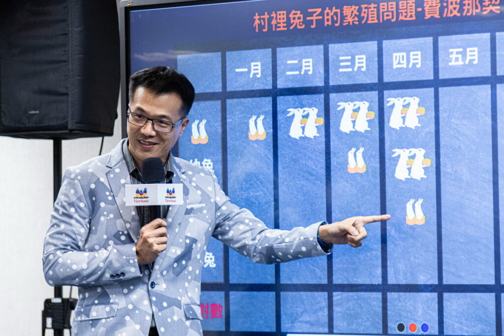 新竹市光武國中宋睿偉老師現場展示「第二屆 ViewSonic 創新教師獎」獲獎教案「數列爭霸戰」，透過教學遊戲化的對戰方式讓學生學習抽象的數列觀念