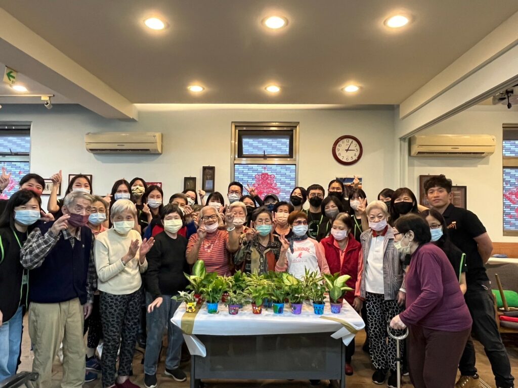 今(25)日20位志工至伊甸鶯歌托老中心除了打造快樂花園，也帶領長輩彩繪盆栽、料理佳餚、共享美味，一起共度美好一天