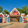 位於「竹筍」旁的「迪士尼冰派對」快閃店，外觀是一座充滿耶誕氛圍的木屋