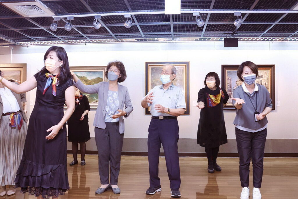 副市長與畫家陳哲展現手語舞蹈