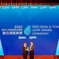 和泰汽車連續7年榮獲台灣企業永續獎表揚，和泰汽車公關法務部謝琴韻部長(右)與頒獎人金管會蕭翠玲副主委(左)合影。