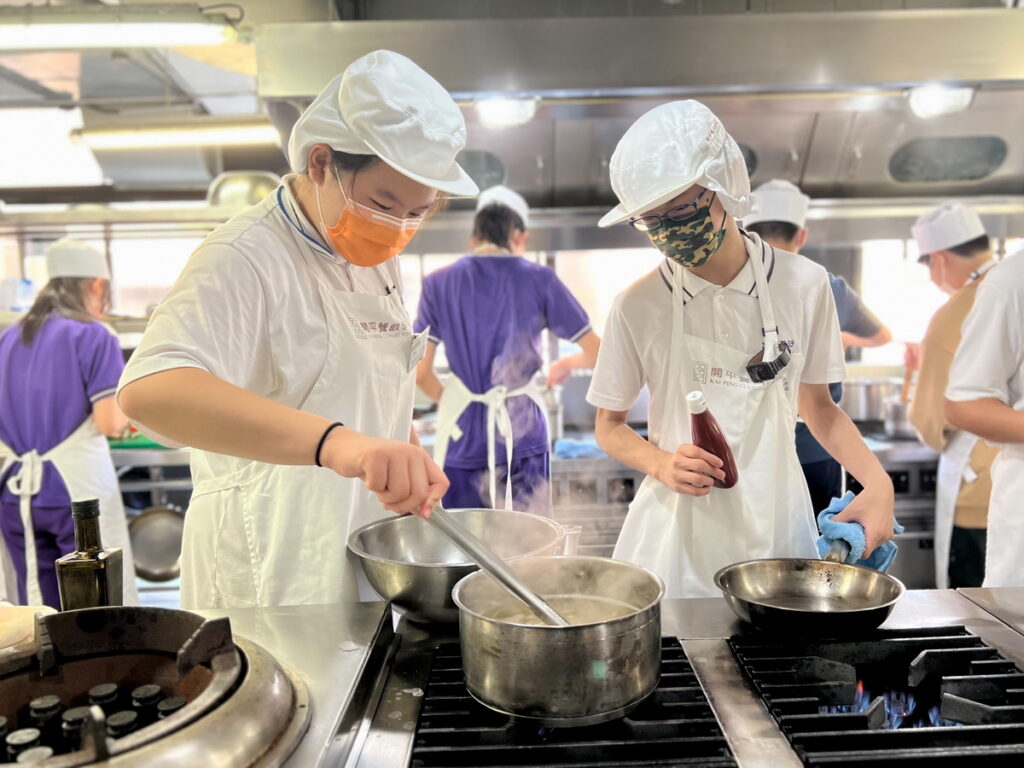 國中學子透過與家人、師長或同學的合作，完成中式炒飯、西式義大利麵或是蛋糕裝飾，不僅促進與同儕、親子關係，也提早接觸職涯探索。
