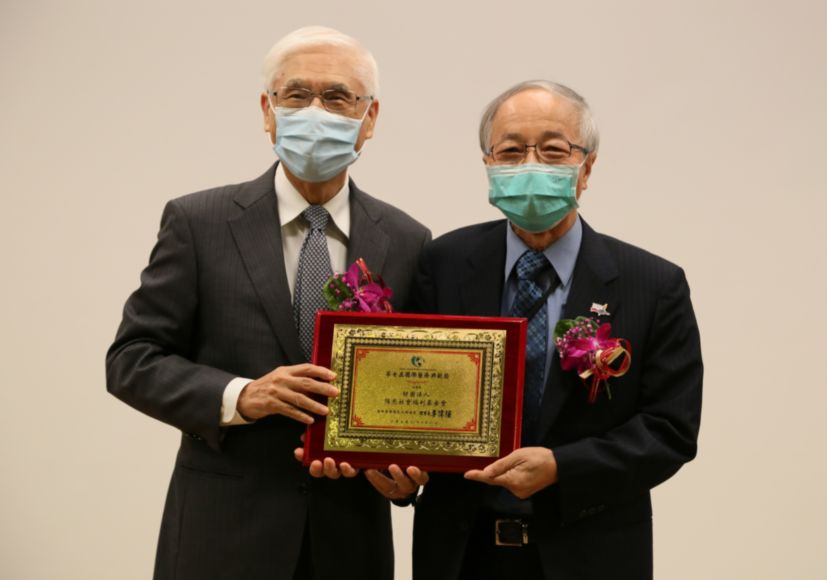 國際醫療典範獎座由前衛福部部長林奏延醫師(左)頒予陽光基金會董事長楊瑞永(右)