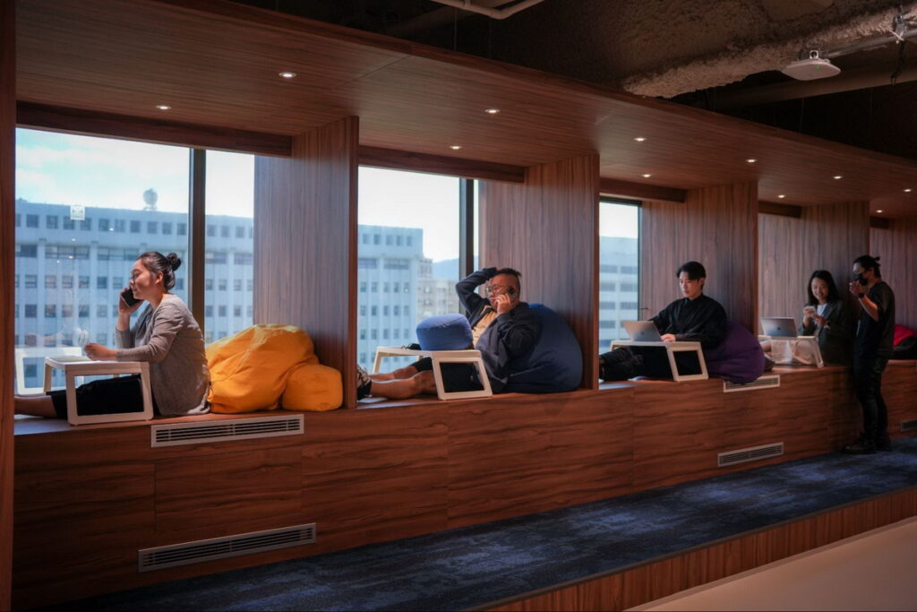 SHOPLINE 全新台灣辦公室跳脫員工既有座位框架，設有站立區、窗邊懶人沙發區、電話亭獨立區等多元空間規劃，員工可依據不同工作狀態及需求選擇適合的辦公區域