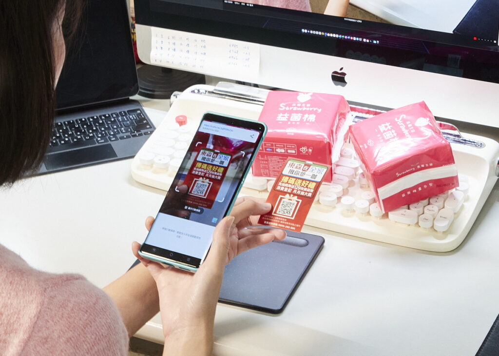 圖說: 東森購物今年新研發的自營商品「Strawberry益生菌衛生棉」於全家便利商店熱賣中，2包裝售價$129，買就送「全家」35元購物金，和129枚東森幣、月月抽iPhone 14等超值優惠活動。